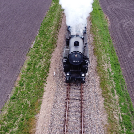Fragment uit een drone opname van een stoomtrein